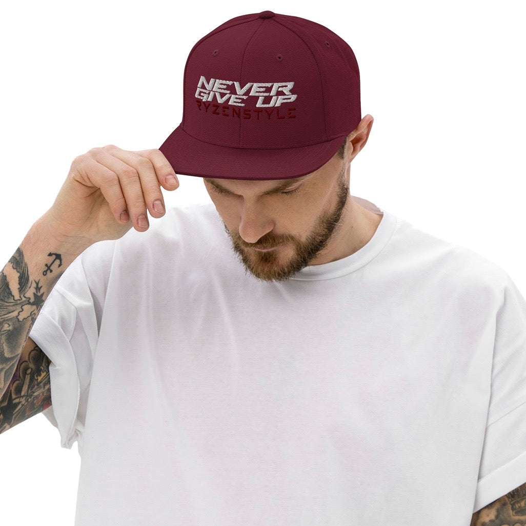 BONÉ SNAPBACK ‘NEVER GIVE UP’